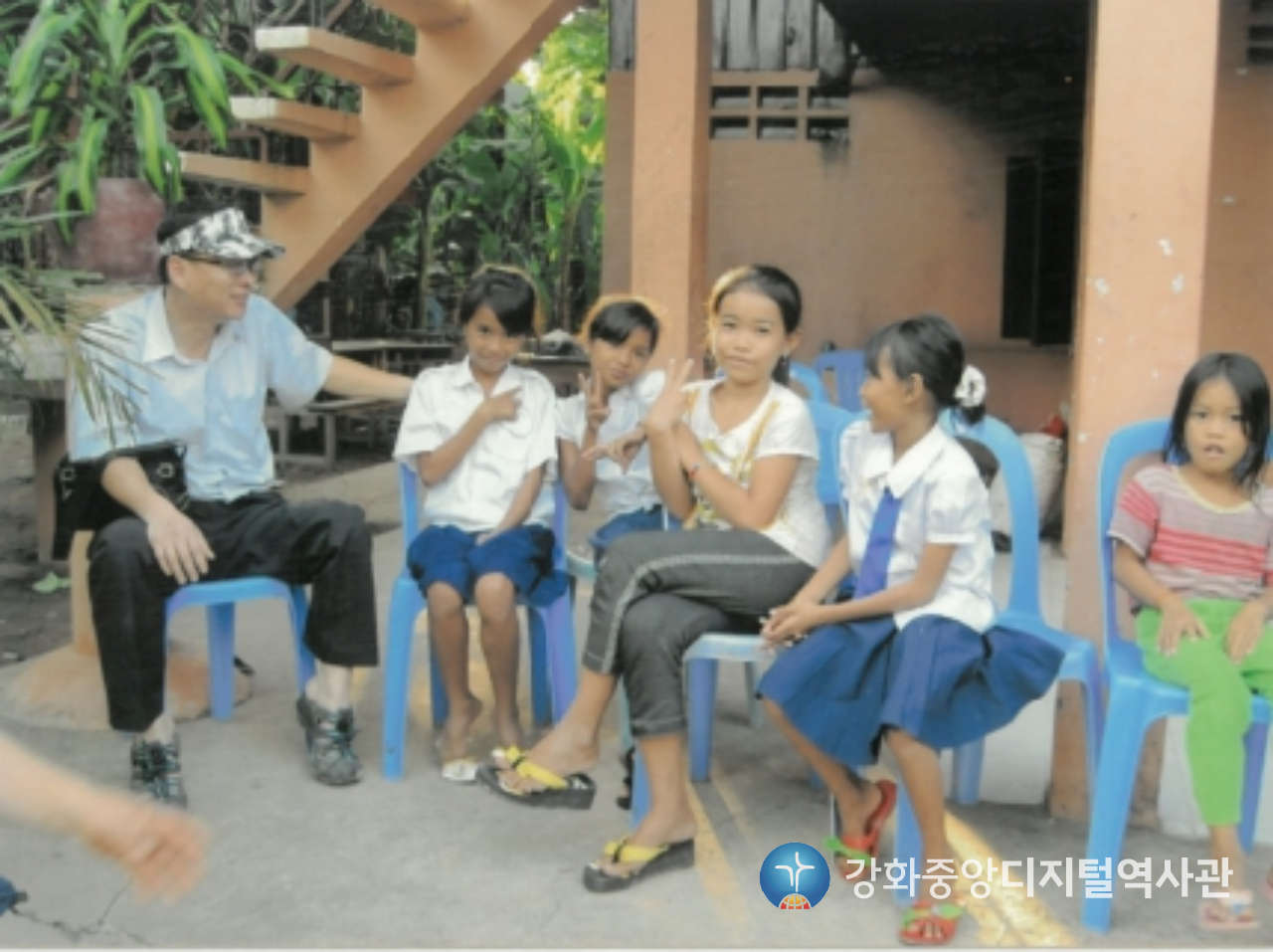 쁘레이벵교회 아이들, 유호춘 권사_2013. 6. 12.png