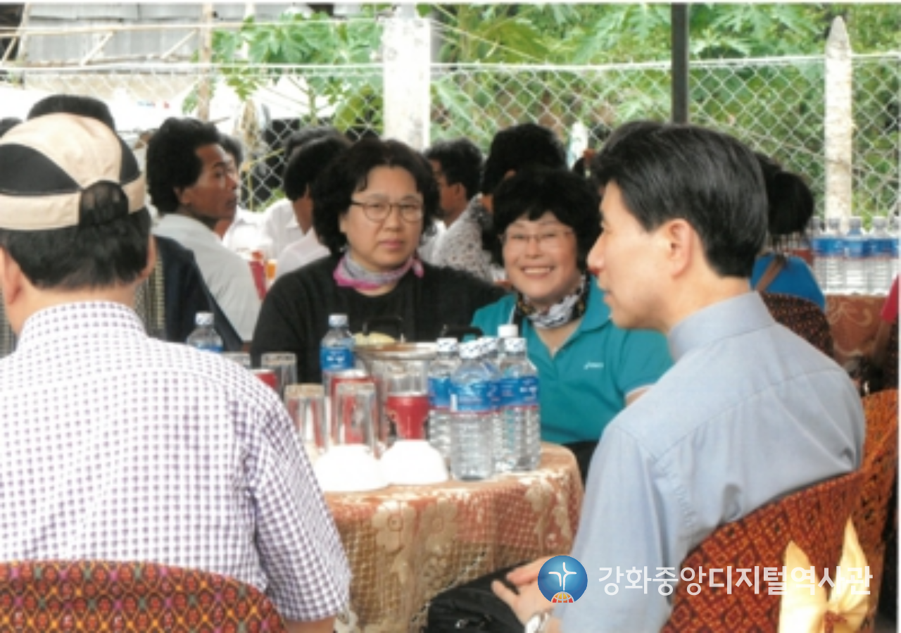 쁘레이벵교회 봉헌식 후 잔치3_2013. 6. 12.png