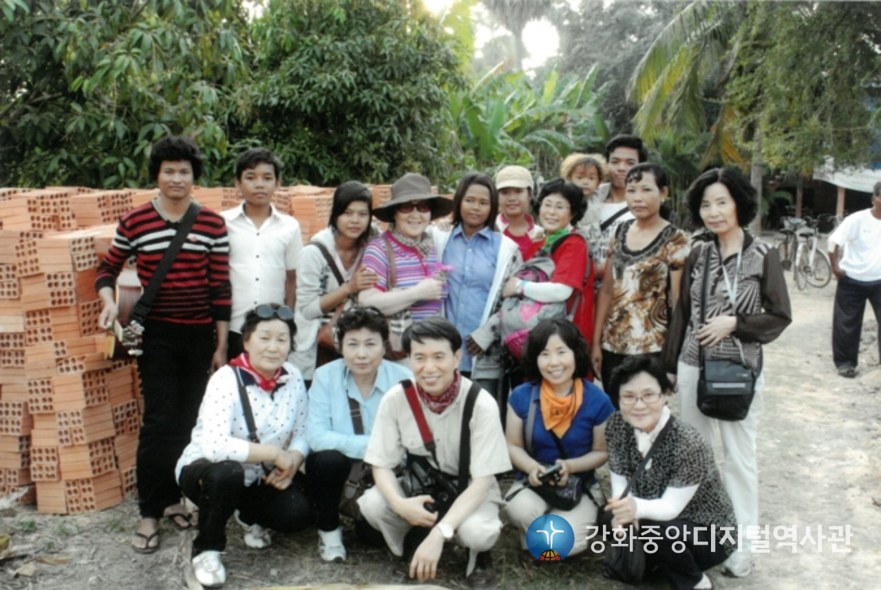 쁘레이벵 선교센터, 교회 건축현장(건축재자 앞에서)_2011.12.6.png