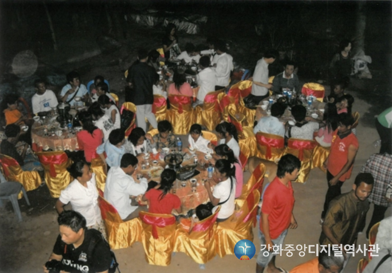 쁘레이벵교회 예배 후 석식2_2013. 6. 12.png
