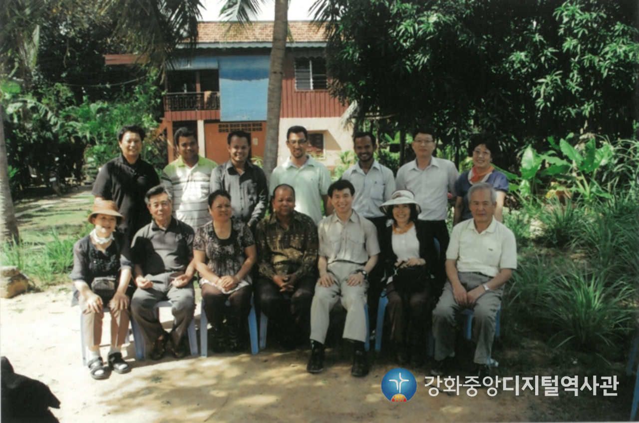 쁘레이뱅교회 선교센터 부지매매 기념촬영, 매도인 뚬싼싸락_2010.12.7.png
