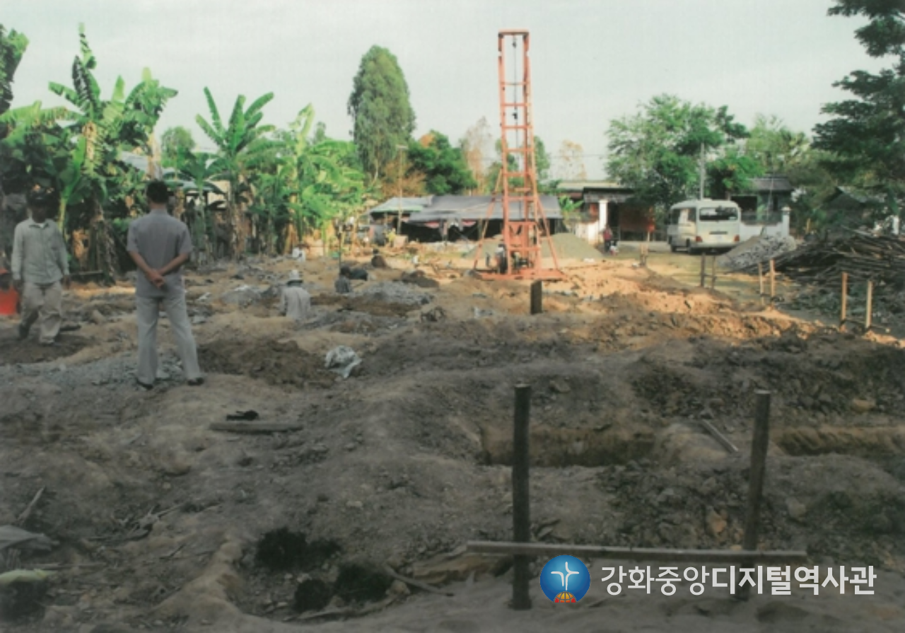 쁘레이벵교회 선교센터 건축현장 1_2011.png