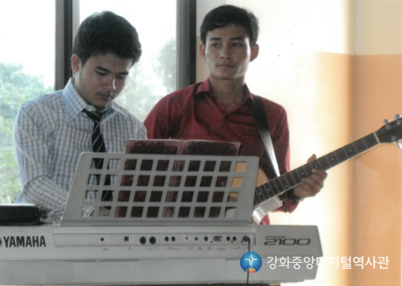 쁘레이벵교회 봉헌식의 벤자민 전도사(당시 신학생, 현 담임목사)_2013. 6. 12.png