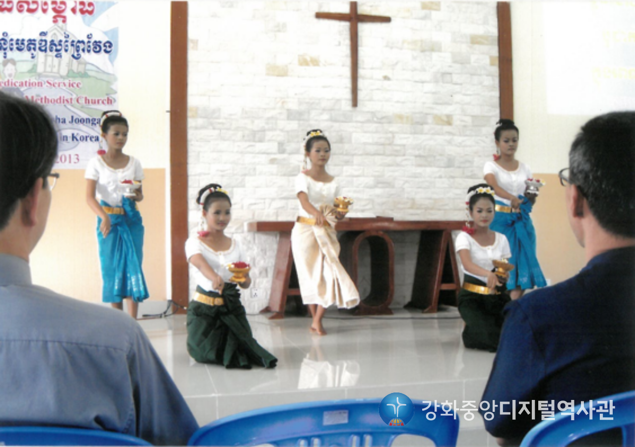 쁘레이벵교회 봉헌식_현지 교우들 전통무용과 찬양_2013. 6. 12.png