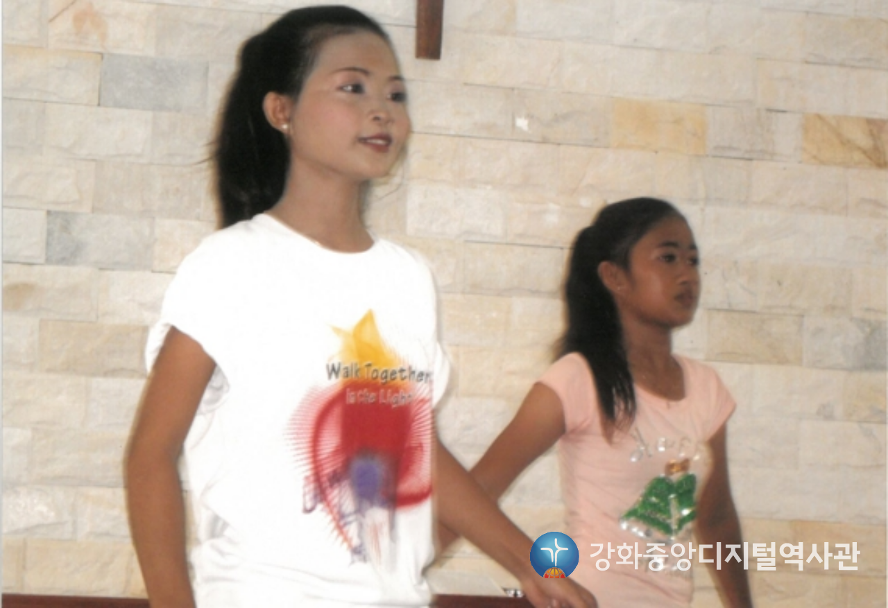 쁘레이벵교회 봉헌식_현지 교우들 찬양_2013. 6. 12.png