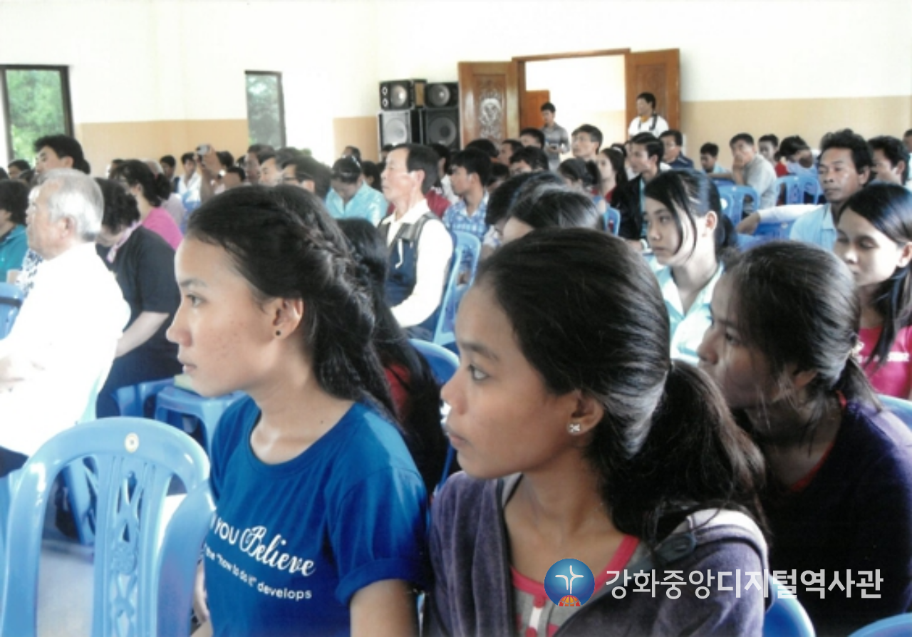 쁘레이벵교회 봉헌식 현지 성도_2013. 6. 12.png