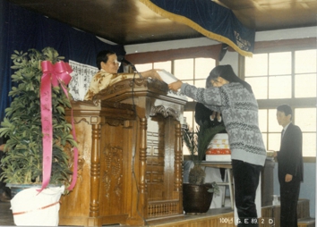 상장 수여(어덕신 장로).jpg